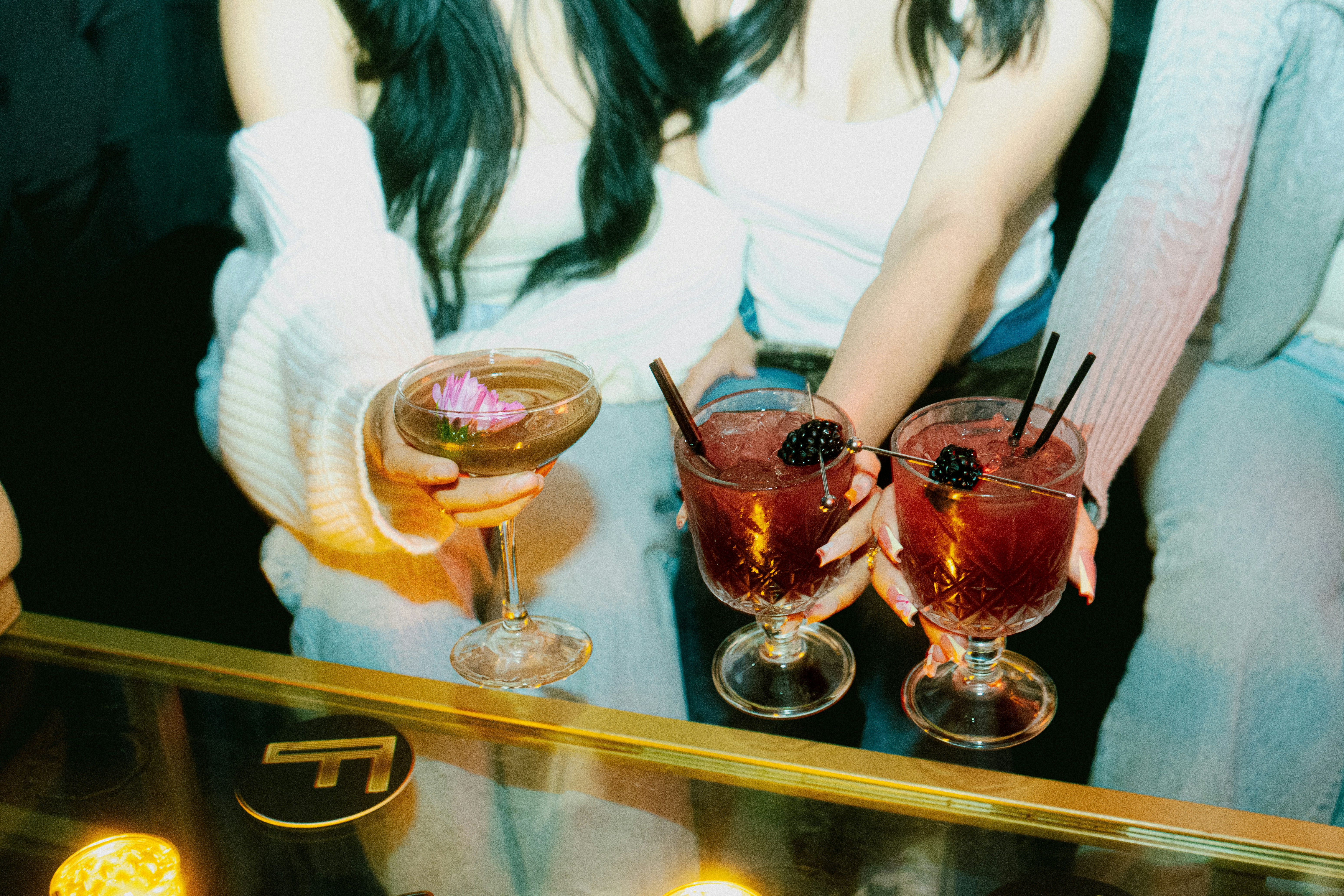 Des collègues de bureau en tenue professionnelle trinquant avec des verres de champagne lors d'une célébration